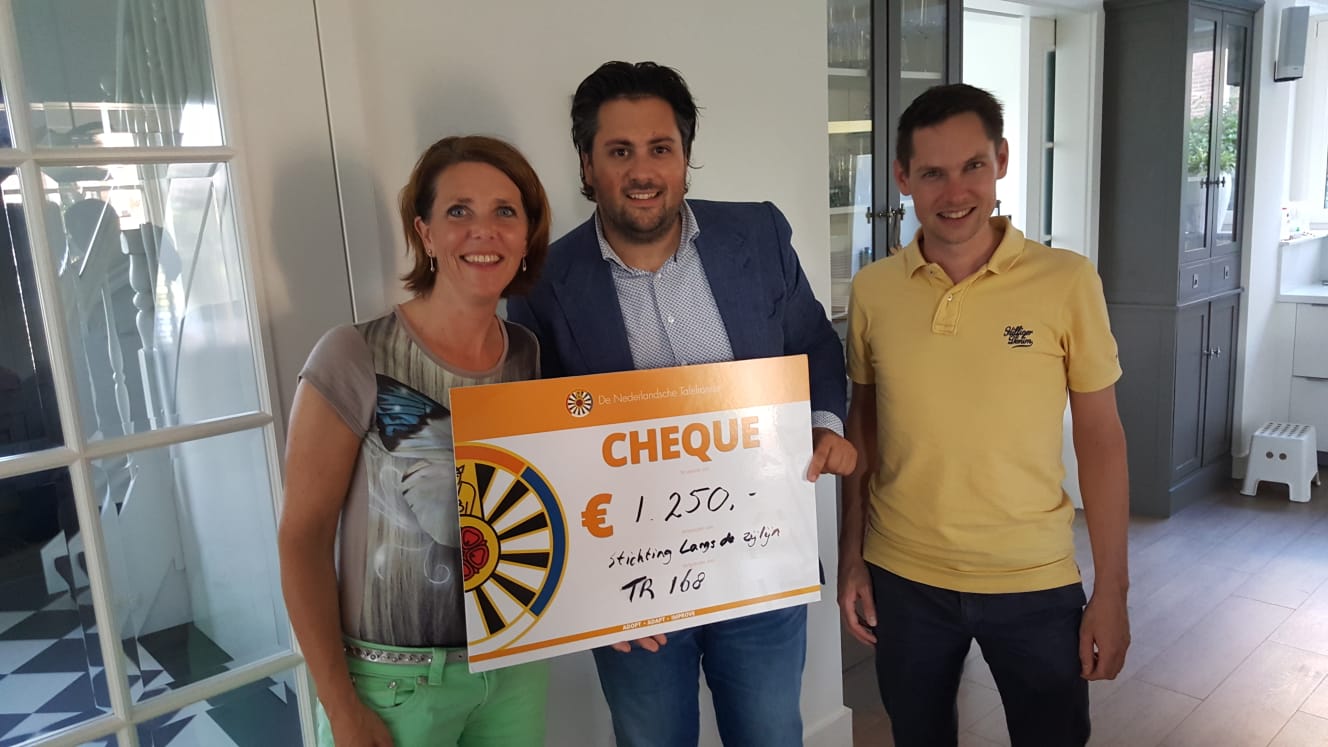 Cheque uitreking aan stichting Langs de Zijlijn